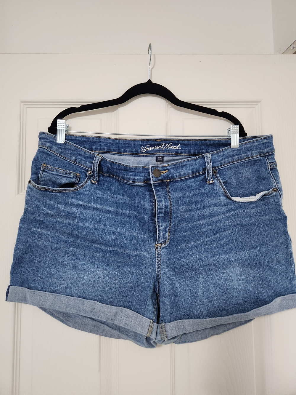 Universal Thread Women's Medium Blue Denim Cuffed Shorts